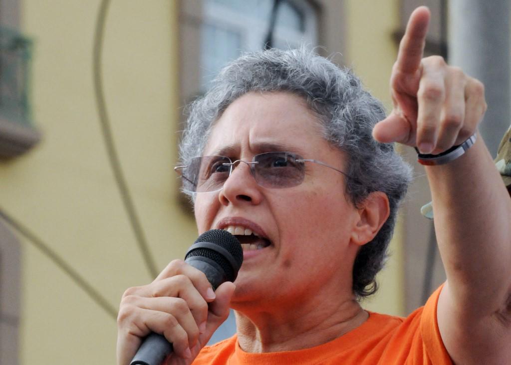 <i>(ARCHIVOS) En esta foto de archivo tomada el 18 de noviembre de 2008, la excomandante guerrillera sandinista y líder del Movimiento Renovación Sandinista (MRS) Dora María Téllez, pronuncia un discurso durante una manifestación de simpatizantes del candidato a alcalde por el Partido Liberación Constitucional ( PLC) Eduardo Montealegre, en Managua. - Más de 200 opositores de Nicaragua detenidos aterrizaron en Estados Unidos el 9 de febrero de 2023, luego de ser liberados por el gobierno del presidente Daniel Ortega, que ha sido ampliamente acusado de autoritarismo. (Foto por MIGUEL ÁLVAREZ / AFP)</i> <i>(ARCHIVOS) En esta foto de archivo tomada el 18 de noviembre de 2008, la excomandante guerrillera sandinista y líder del Movimiento Renovación Sandinista (MRS) Dora María Téllez, pronuncia un discurso durante una manifestación de simpatizantes del candidato a alcalde por el Partido Liberación Constitucional ( PLC) Eduardo Montealegre, en Managua. - Más de 200 opositores de Nicaragua detenidos aterrizaron en Estados Unidos el 9 de febrero de 2023, luego de ser liberados por el gobierno del presidente Daniel Ortega, que ha sido ampliamente acusado de autoritarismo. (Foto por MIGUEL ÁLVAREZ / AFP)</i>