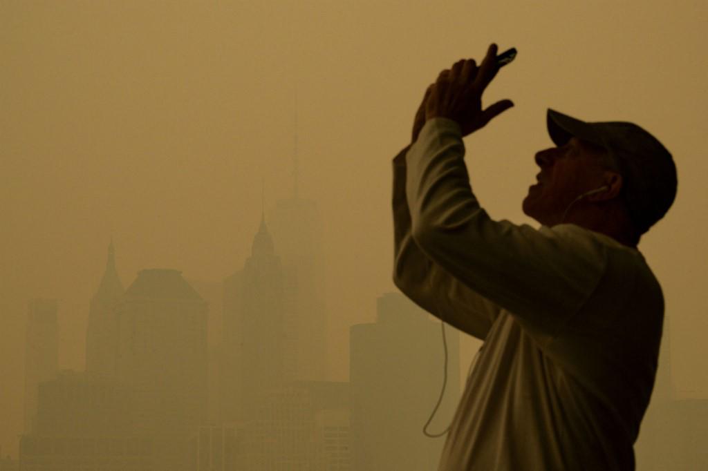 <i>Las personas toman fotos mientras el humo de los incendios forestales en Canadá causan condiciones de niebla en la ciudad de Nueva York el 7 de junio de 2023. El humo de los incendios forestales de Canadá ha envuelto las regiones del noreste y el Atlántico medio de los EE. UU., lo que genera preocupación sobre los daños de la persistente mala calidad del aire . (Foto de ANGELA WEISS / AFP)</i> <i>Las personas toman fotos mientras el humo de los incendios forestales en Canadá causan condiciones de niebla en la ciudad de Nueva York el 7 de junio de 2023. El humo de los incendios forestales de Canadá ha envuelto las regiones del noreste y el Atlántico medio de los EE. UU., lo que genera preocupación sobre los daños de la persistente mala calidad del aire . (Foto de ANGELA WEISS / AFP)</i>