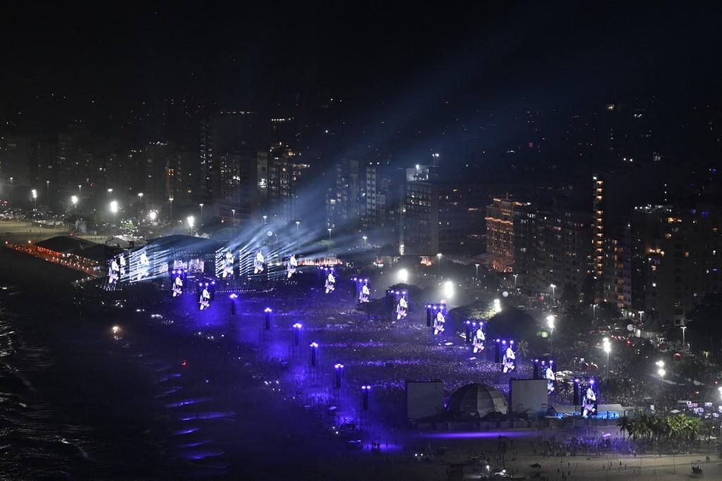 <i>La estrella del pop estadounidense Madonna actúa en el escenario durante un concierto gratuito en la playa de Copacabana en Río de Janeiro, Brasil, el 4 de mayo de 2024. (Foto de MAURO PIMENTEL/AFP)</i>