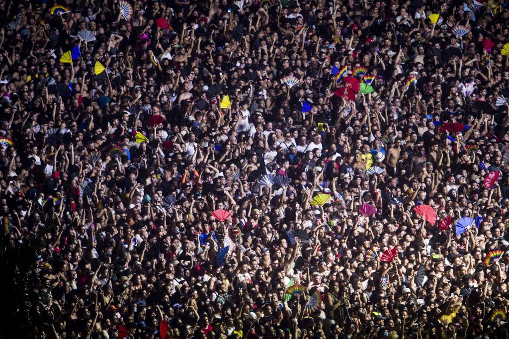 <i>La multitud disfruta del espectáculo inaugural del DJ estadounidense Diplo antes de la actuación de la estrella del pop estadounidense Madonna en un concierto gratuito en la playa de Copacabana en Río de Janeiro, Brasil (Foto de Daniel Ramalho / AFP)</i>