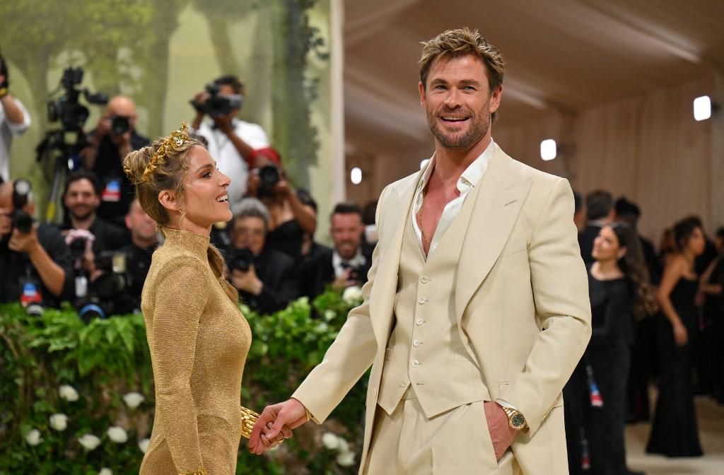 <i>El actor australiano Chris Hemsworth (derecha) y su esposa, la modelo y actriz española Elsa Pataky, llegan a la Gala Met 2024 en el Museo Metropolitano de Arte el 6 de mayo de 2024 en Nueva York. La Gala recauda dinero para el Instituto de Vestuario del Museo Metropolitano de Arte. El tema de la Gala de 2024 es “Bellezas durmientes: el despertar de la moda”.Ángela WEISS / AFP</i>