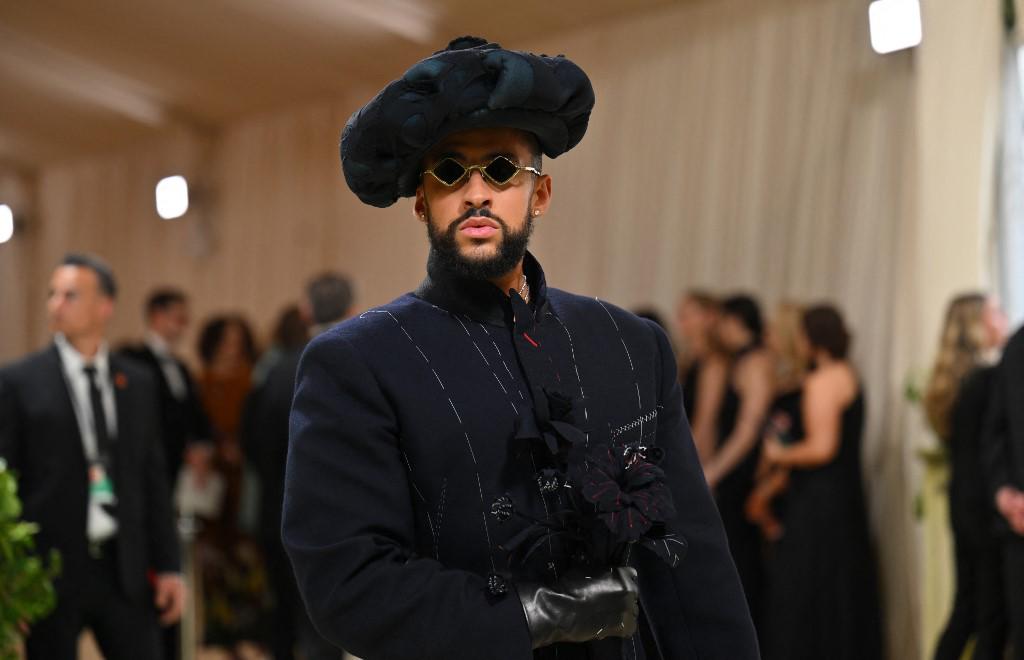 <i>El cantante puertorriqueño Bad Bunny llega a la Met Gala 2024 en el Museo Metropolitano de Arte el 6 de mayo de 2024 en Nueva York. La Gala recauda dinero para el Instituto de Vestuario del Museo Metropolitano de Arte. El tema de la Gala de 2024 es “Bellezas durmientes: el despertar de la moda”.Ángela WEISS / AFP</i>