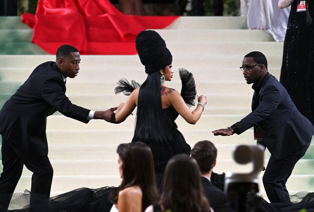 <i>La rapera estadounidense Cardi B llega a la Met Gala 2024 en el Museo Metropolitano de Arte el 6 de mayo de 2024 en Nueva York. La Gala recauda dinero para el Instituto de Vestuario del Museo Metropolitano de Arte. El tema de la Gala de 2024 es “Bellezas durmientes: el despertar de la moda”.ANDREA RENAULT/AFP</i>