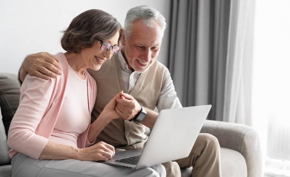 Al conectar a adultos mayores con empleos que valoran su experiencia, la plataforma Silver Guardian mitiga la reducción de la fuerza laboral joven. Foto de iStock