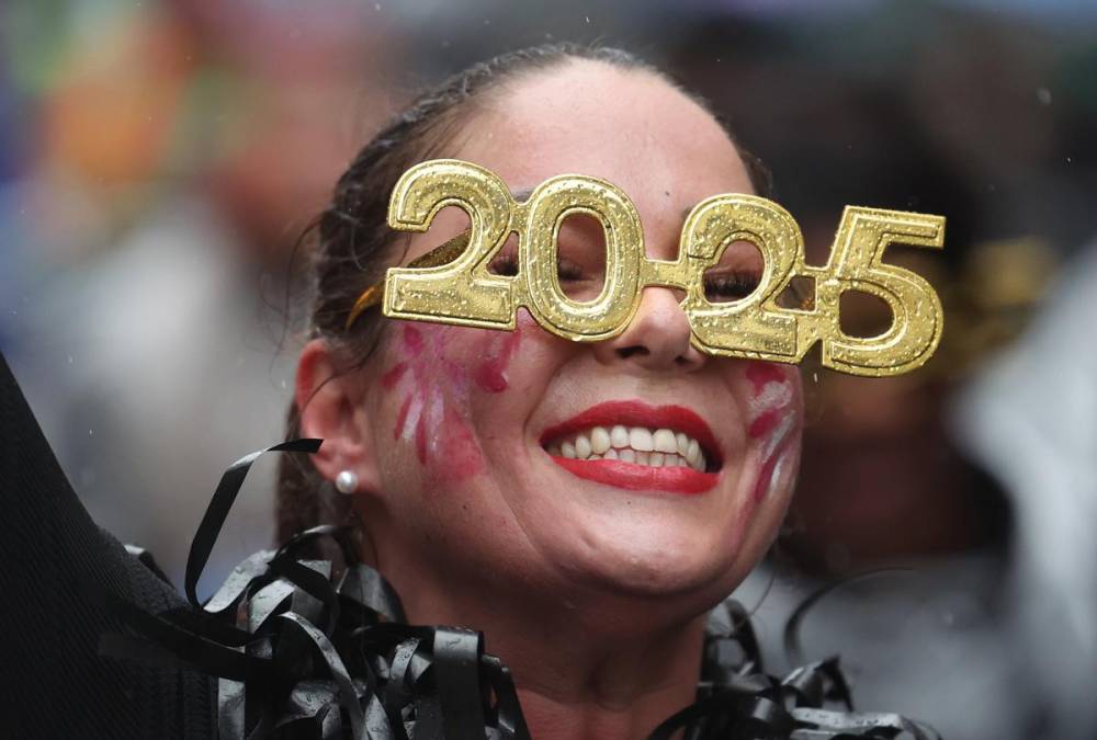 <i>Londres (Reino Unido), 01/01/2025.- Una mujer lleva gafas 2025 durante el desfile anual de Año Nuevo en Londres, Gran Bretaña, el 01 de enero de 2025. (Reino Unido, Londres) EFE/EPA/NEIL HALL</i>