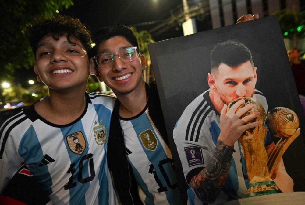 El partido ha despertado el interés de muchos salvadoreños que en redes sociales hablan del encuentro. Pero en la calle también se habla del partido y de cuál sería el marcador final. FOTO MARVIN RECINOS / AFP