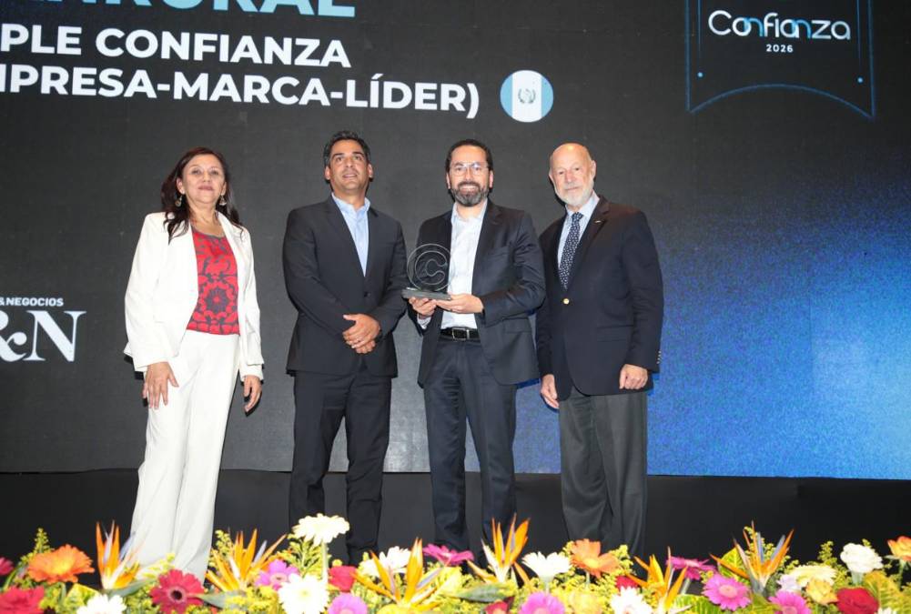 Banrural, Triple Confianza Guatemala. Recibe reconocimiento Carlos Granados, Mercadeo y Jorge Mario Ruiz, Subgerente Personas. 