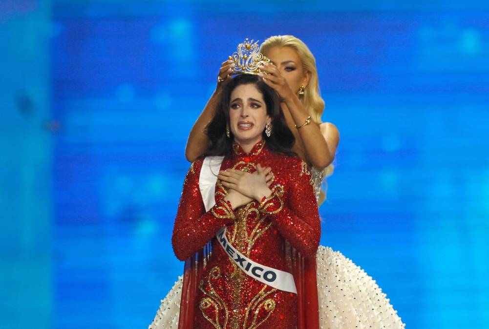 <i>Miss México, Fátima Bosch, reacciona al ser coronada Miss Universo 2025 durante la 74.ª edición del certamen, celebrada en el Impact Challenger Hall de la provincia de Nonthaburi, en las afueras de Bangkok, Tailandia, el 21 de noviembre de 2025. Mujeres de 122 naciones participaron en la 74.ª edición del concurso de belleza por la corona de Miss Universo 2025. (Tailandia) EFE/EPA/RUNGROJ YONGRIT</i>