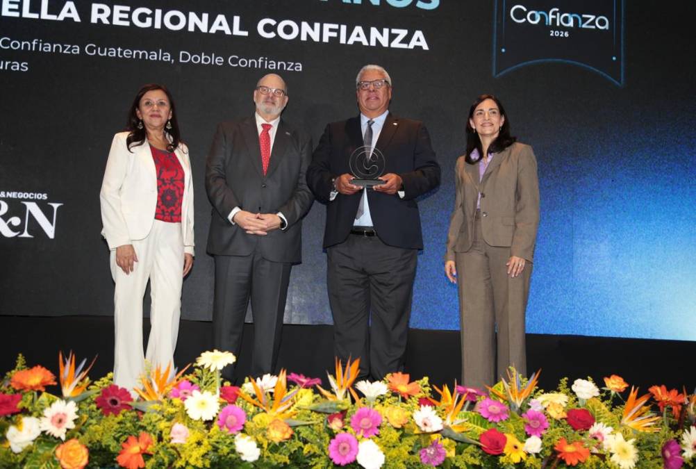 Castillo Hermanos, referente en 2 países: Triple Confianza en Guatemala y Doble Confianza en Honduras. Recibe reconocimiento Francisco Sinibaldi, vicepresidente de Alimentos Maravilla, Castillo Hermanos.