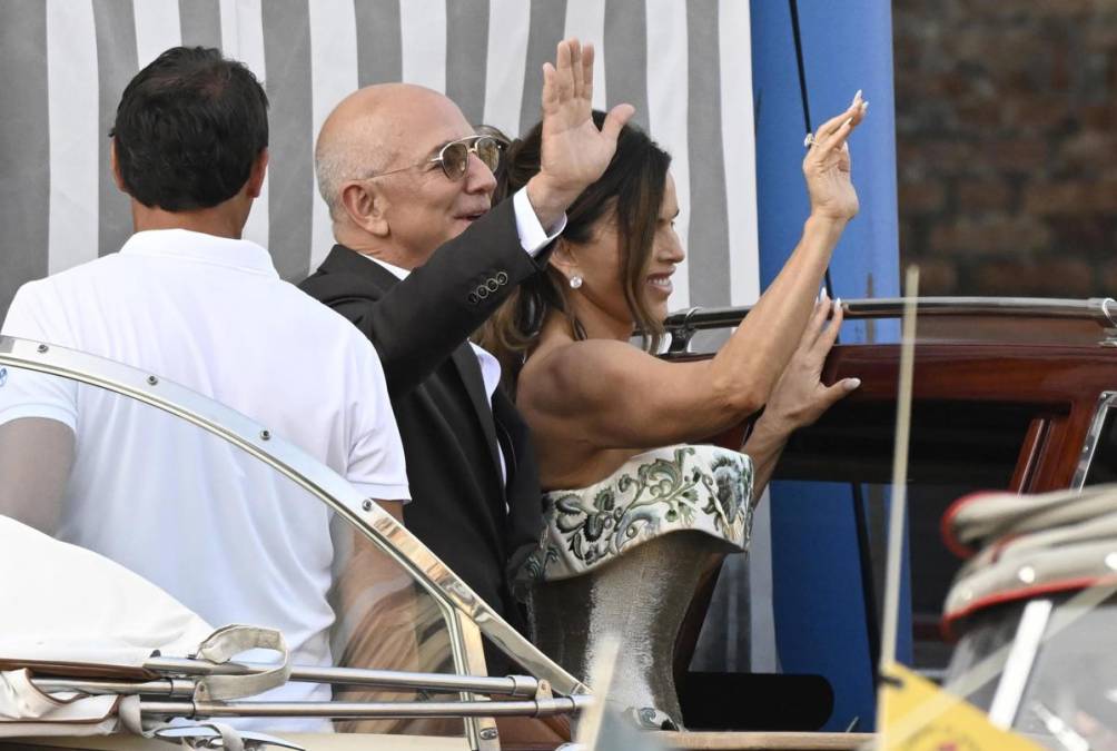 <i>La boda se da en la isla de San Giorgio, en Venecia (norte de Italia), en una ceremonia blindada y exclusiva con la presencia de celebridades como las Kardashian, el actor Orlando Bloom o la reina Rania de Jordania. DANIEL DAL ZENNARO / EFE</i>