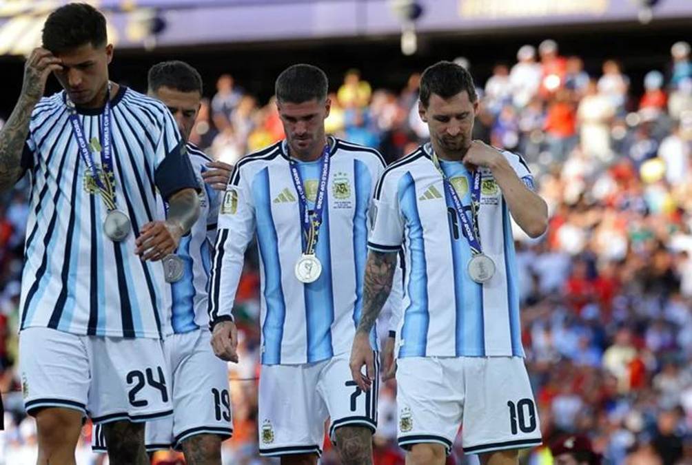 El argentino Lionel Messi (d) reacciona tras perder la final de la Copa Mundial de la FIFA 2026 entre España y Argentina, en Nueva Jersey (Estados Unidos). EFE/EPA/Christopher Neundorf