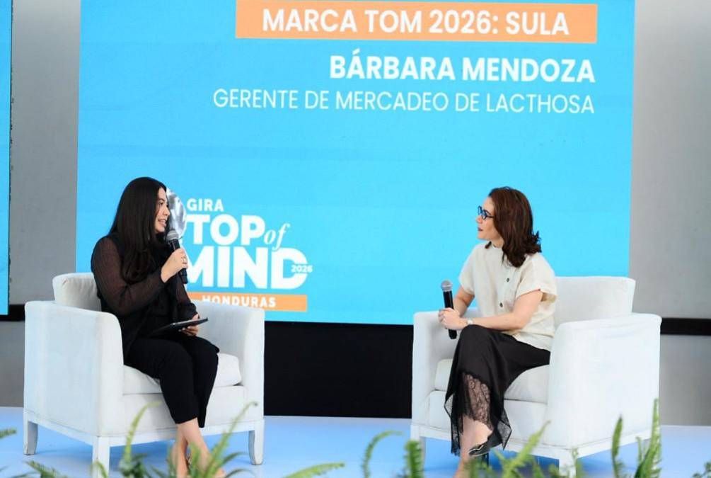 <i>Bárbara Mendoza, gerente de mercadeo de Lacthosa, compartió la clave de la marca SULA para conectar con los consumidores: conocerlos y brindarles soluciones con sus productos en el día a día. Modera Astrid Zambrano</i>