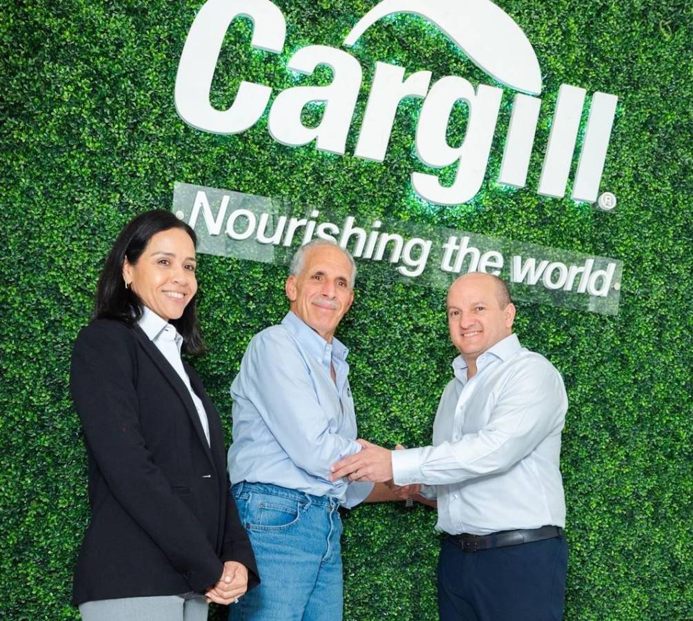 <i>Presidente de Honduras, Nasry Asfura, saluda a Xavier Vargas, presidente de Cargill Food Latinoamérica. (Foto: Cortesia)</i>