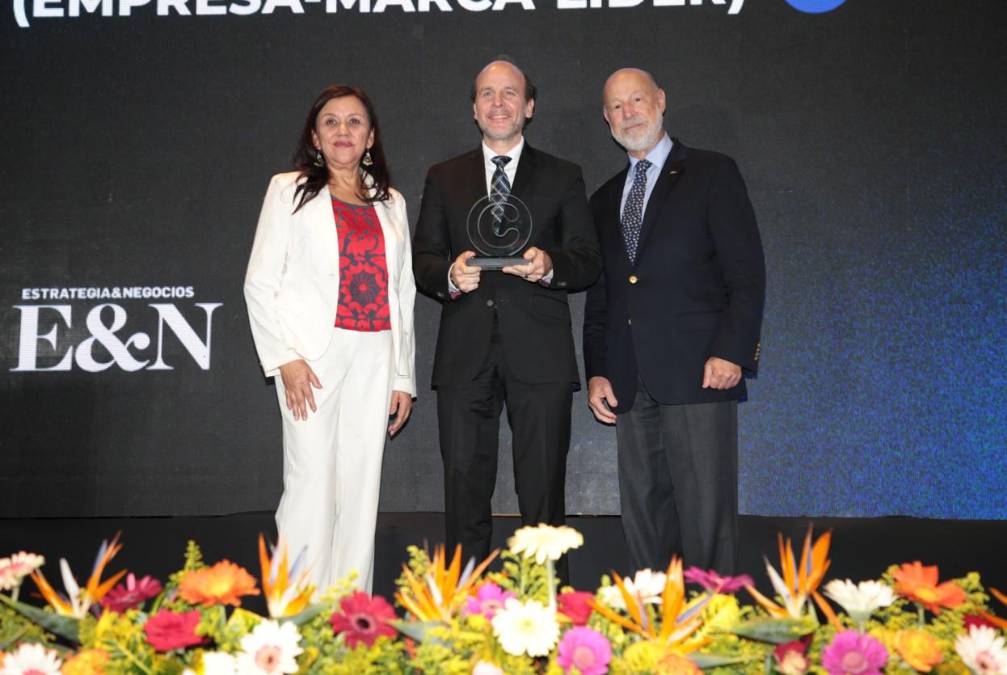 Ternova, Triple Confianza El Salvador. Recibe reconocimiento Rodrigo Tona, CEO