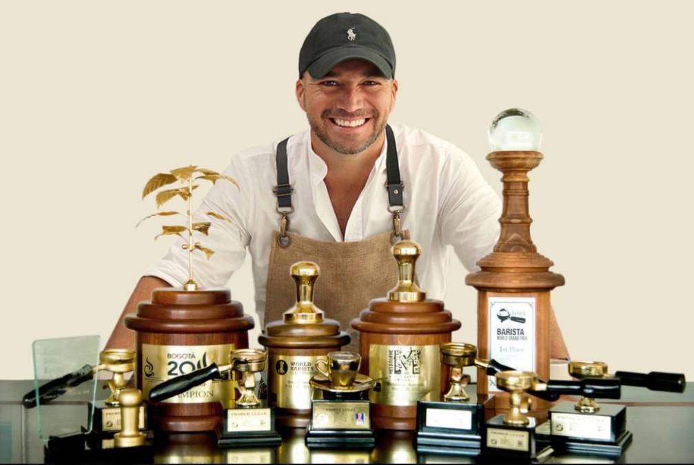 Federico Bolaños habla del café como quien habla de una vocación que le cambió la vida. Ha dedicado su carrera a entenderlo, perfeccionarlo y enseñarlo, hasta convertirse en entrenador de baristas, asesor internacional y fundador de Alquimia Coffee, la cafetería salvadoreña que hoy figura entre las top tres del mundo.