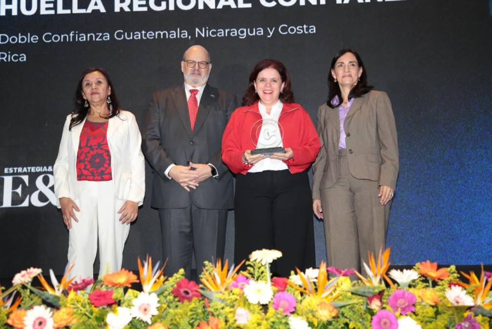Coca-Cola FEMSA se lleva el reconocimiento Huella Regional por ser referente en 3 países. Doble Confianza en Guatemala, Nicaragua y Costa Rica. 