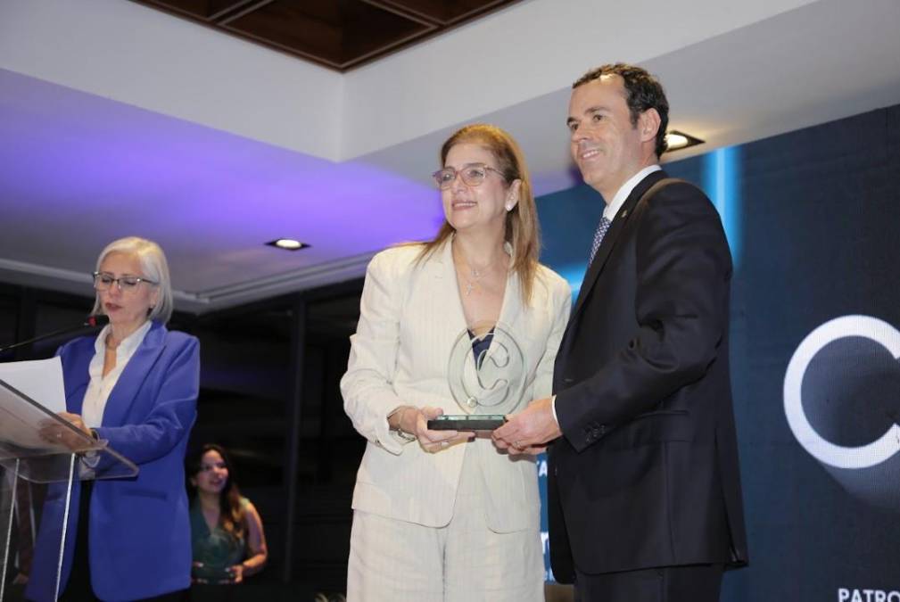 <i>CASTILLO HERMANOS: Juan Monge – Castillo Hermanos: Líder Empresarial de Alta Confianza en Guatemala (Público Informado, Público General) | Roberto Lara – Castillo Hermanos: Líder Empresarial de Alta Confianza en Guatemala (Público Informado), Líder Empresarial de Alta Confianza en Honduras (Público General) | Mauricio Zachrisson Castillo – Castillo Hermanos: Líder Empresarial de Alta Confianza en Guatemala (Público Informado) | Castillo Hermanos: Empresa de Alta Confianza en Guatemala (Público General, Público Informado) | Gallo: Marca de Alta Confianza en Guatemala (Público Informado, Público General) | Agua Pura Salvavidas: Marca de Alta Confianza en Guatemala (Público Informado, Público General) | Boquitas Señorial: Marca de Alta Confianza en Guatemala (Público Informado, Público General) | Del Frutal: Marca de Alta Confianza en Guatemala (Público Informado, Público General) | Incaparina: Marca de Alta Confianza en Guatemala (Público Informado, Público General) | Agua Alpina: Marca de Alta Confianza en El Salvador (Público Informado) </i>