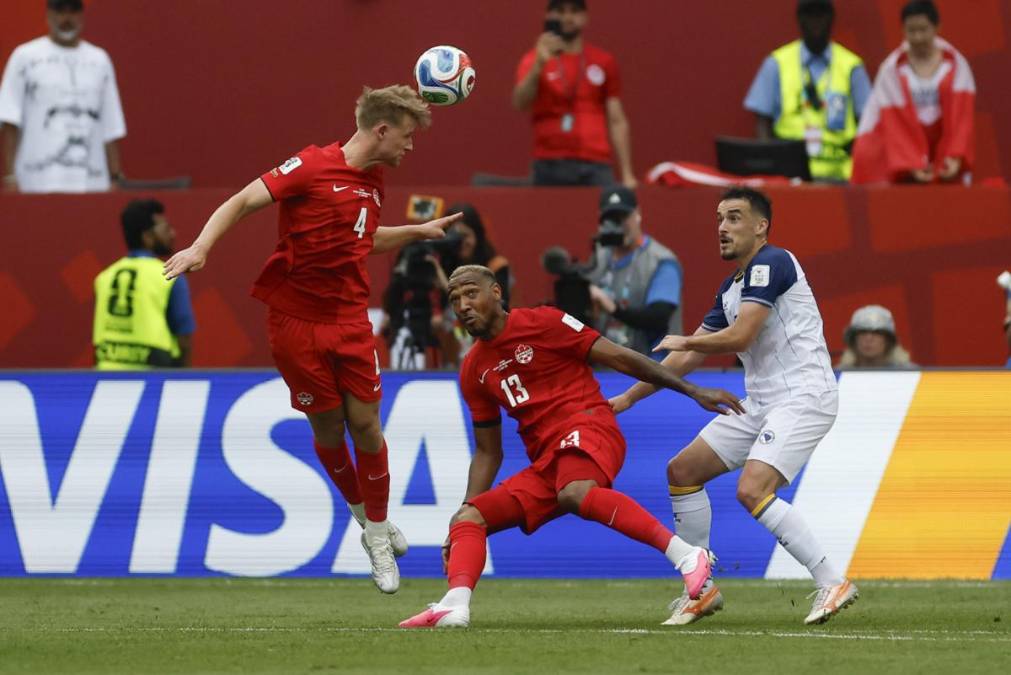 Luc De Fourgrolles (i) de Canadá cabecea el balón este viernes, en un partido del grupo B del Mundial de la FIFA 2026 entre Canadá y Bosnia y Herzegovina en el estadio BMO Field en Toronto (Canadá). EFE/ Bienvenido Velasco