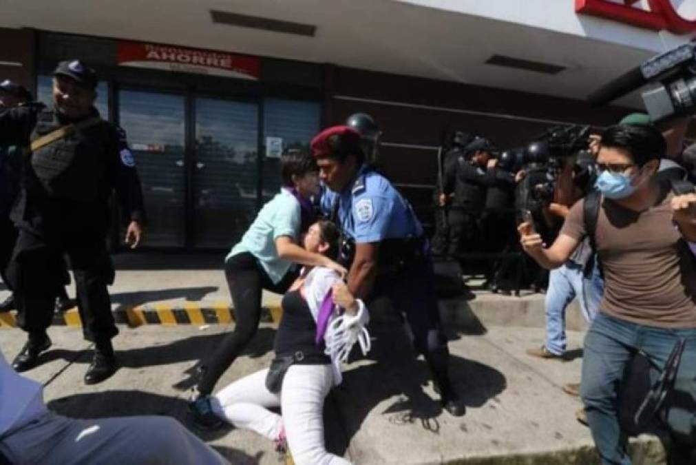 Policía reprime con violencia protesta contra Ortega en Nicaragua