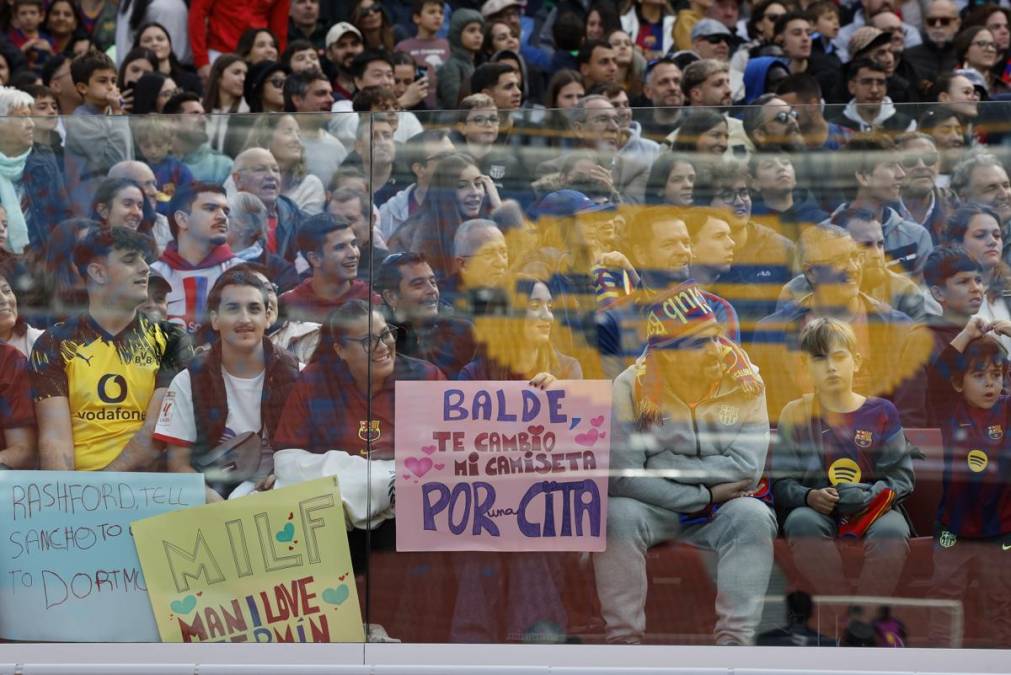 Alrededor de 23.000 espectadores han acudido este viernes al Spotify Camp Nou para presenciar el entrenamiento que ha realizado el primer equipo masculino del Barcelona para preparar el partido de liga que disputarán mañana ante el Real Club Celta de Vigo en Balaídos, en el que ha sido el primer evento abierto al público en el estadio azulgrana desde el inicio de las obras de reconstrucción en el verano de 2023 y una prueba piloto para la futura reapertura en un partido oficial. EFE/Alberto Estévez