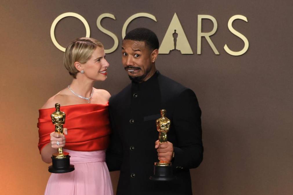 <i>Jessie Buckley (i) y Michael B. Jordan posan con la estatuilla a mejor actriz por 'Hamnet' y mejor actor por 'Sinners' en la ceremonia 98º de los premios Óscar este domingo, en Los Ángeles (Estados Unidos). EFE/Armando Arorizo</i>
