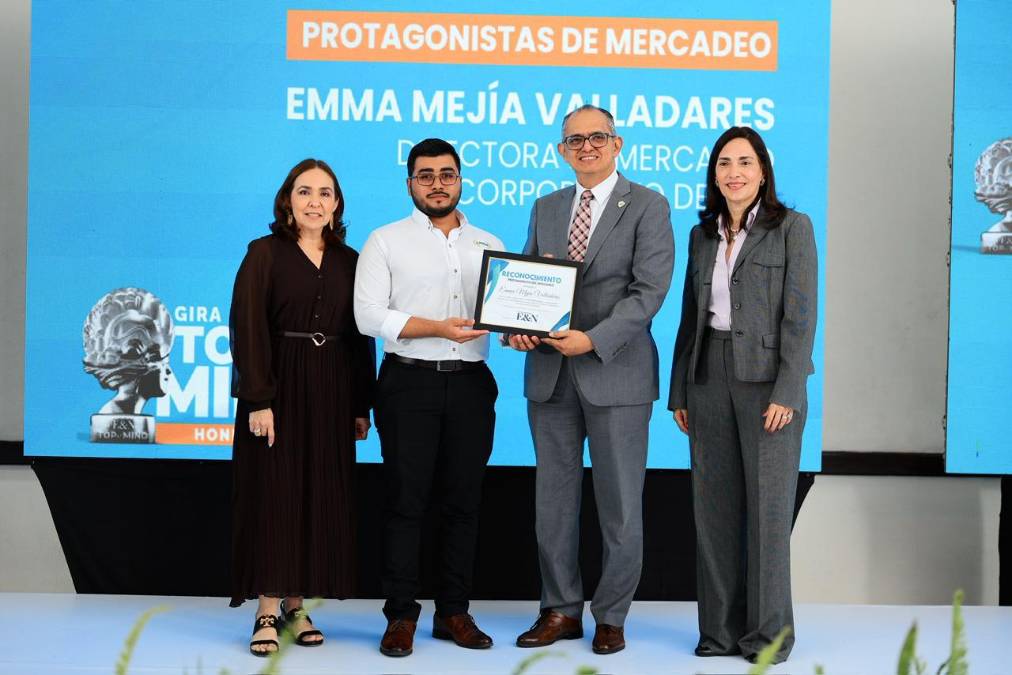 Emma Mejía Valladares, Directora de Mercadeo Corporativo de UTH. Reciben el reconocimiento en representación de Emma: Wilmer Martínez sub director de Mercadeo UTH y Javier Mejia rector general de UTH