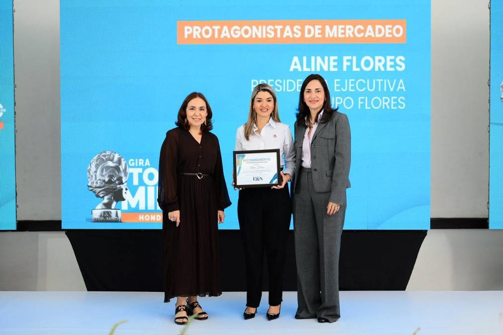 Aline Flores, presidenta ejecutiva Grupo Flores. Recibe en su representación Andrea Pineda, Gerente de Ventas Toyota