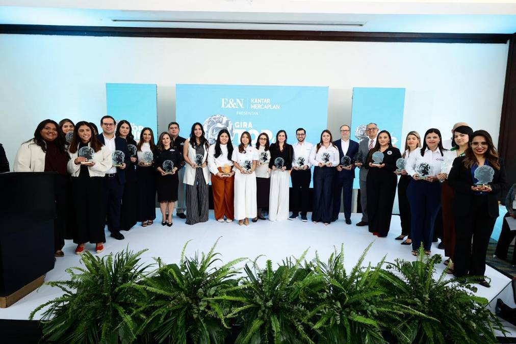 Cada uno de los representantes de las marcas líderes TOM se llevaron una presea que les recuerda su preferencia en Honduras. 