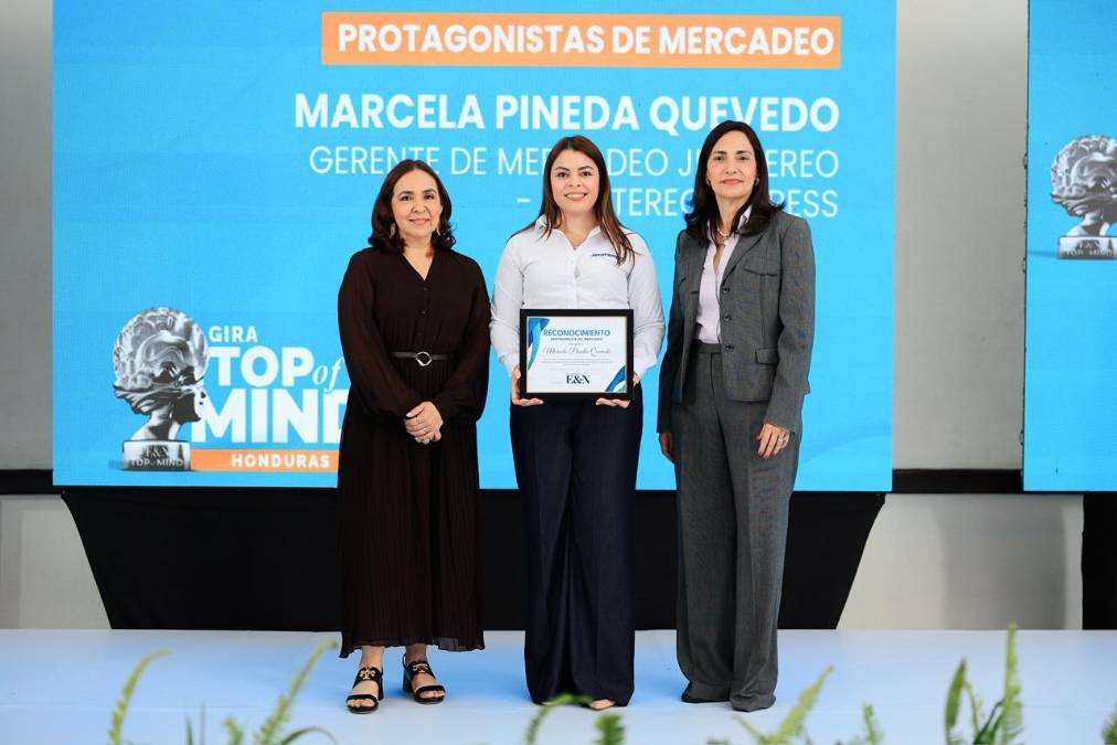  Marcela Pineda Quevedo, Gerente de Mercadeo Jetstereo - Jetstereo Express. Recibe en su representación Gabriela Dimas, Subgerente de trademarketing