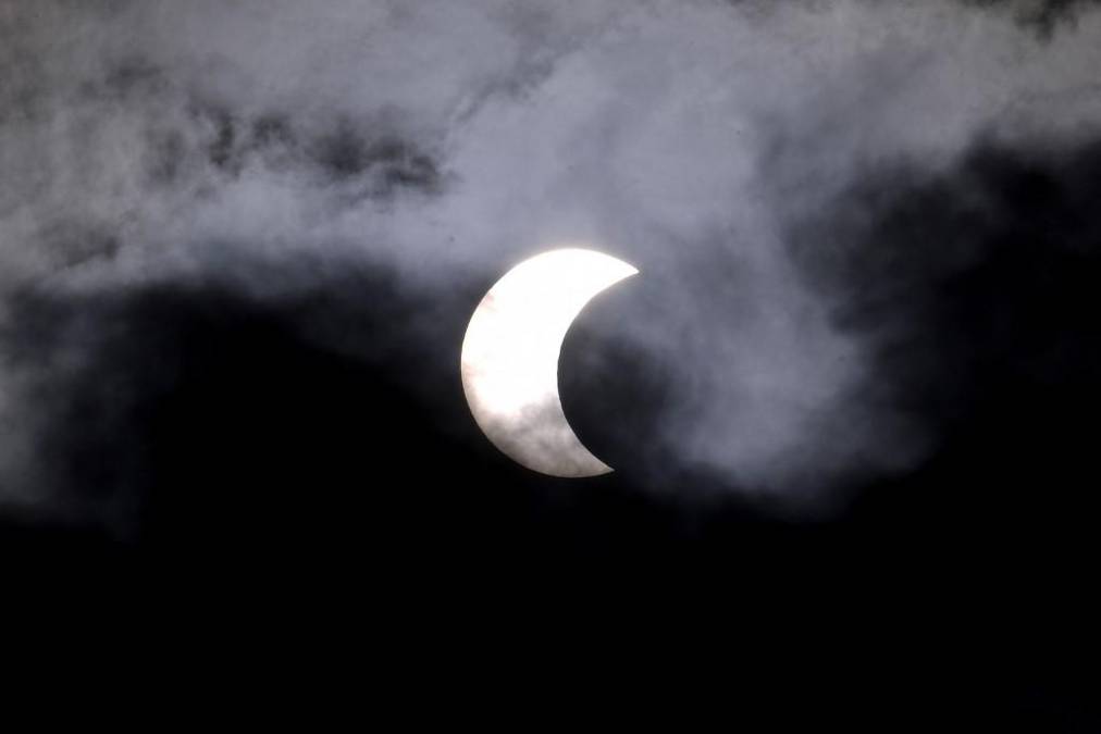 <i>Los observadores del cielo de todo el continente americano volvieron sus rostros hacia arriba el sábado para presenciar un raro evento celeste: un eclipse solar anular. (Foto de DOUGLAS MAGNO / Douglas Magno / AFP)</i>