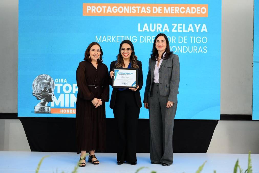 Laura Zelaya, Marketing Director de Tigo Honduras. Recibe en su representación Shakira Blanco Brand Manager de Tigo Honduras.