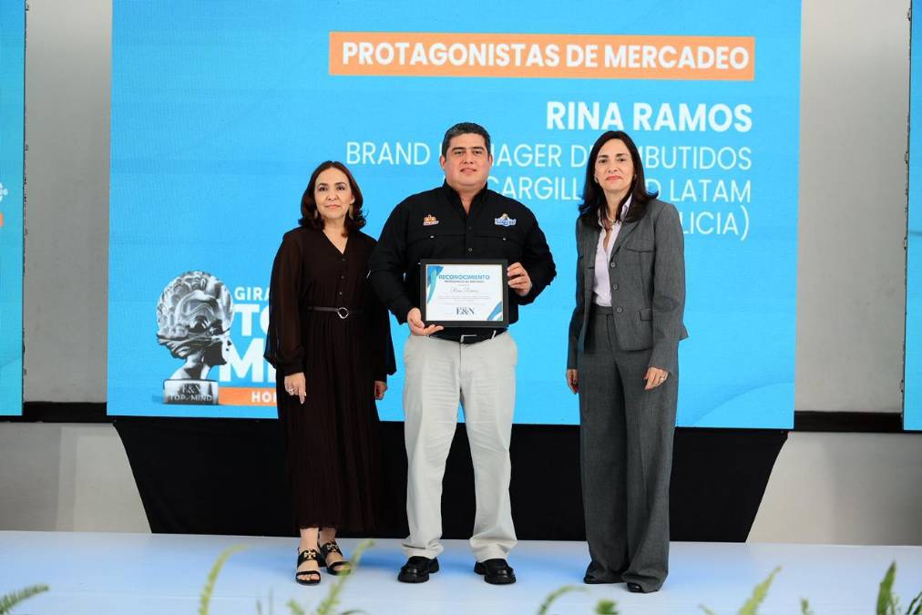 Rina Ramos, Brand Manager de Embutidos en Cargill Food Latam (Delicia). Recibe en su representación Josue Chevez, Regional Category Management de Cargill.