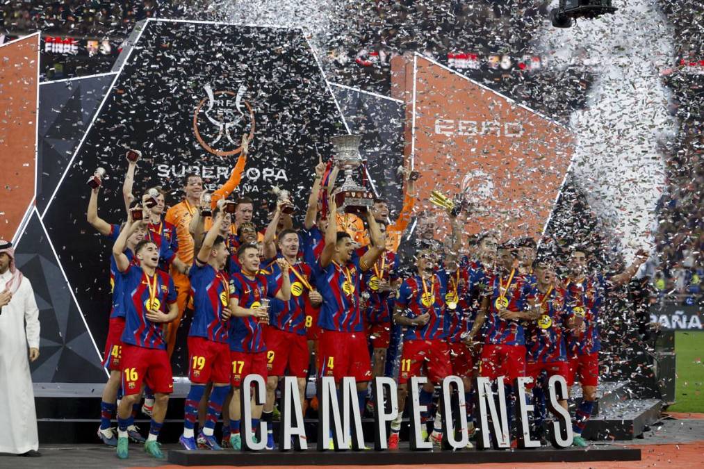 <i>Jugadores del FC Barcelona levantan el trofeo de campeón este domingo, tras la final de la Supercopa de España entre el FC Barcelona y el Real Madrid en el estadio Ciudad Deportiva del Rey Abdalá de Yeda (Arabia Saudí). EFE/ Kai Försterling</i>