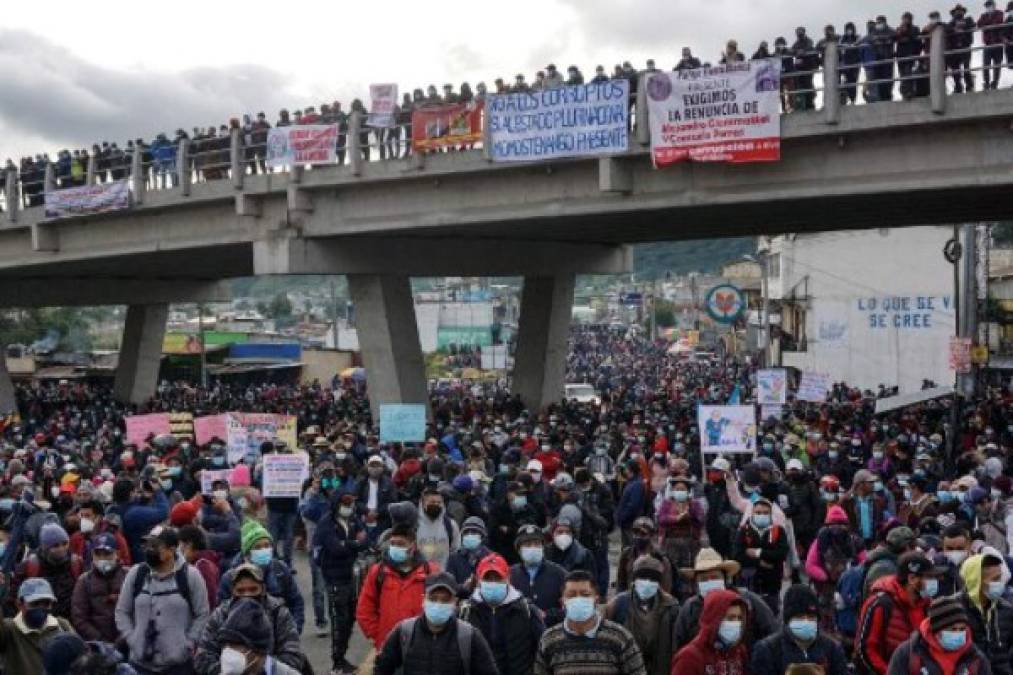 La movilización es 'por la renuncia de Alejandro Giammattei por la incapacidad y la mala administración del país', dijo a la AFP Ana Pardo, quien participaba en un bloqueo en Cuatro Caminos, unos 200 km al oeste de la capital. (Photo by Johan ORDONEZ / AFP)