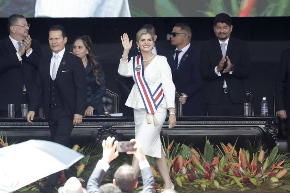 <i>La presidenta electa de Costa Rica, Laura Fernández, saluda en su ceremonia de investidura para el periodo 2026-2030, este viernes, en el Estadio Nacional de San José (Costa Rica). EFE/ Jeffrey Arguedas</i>