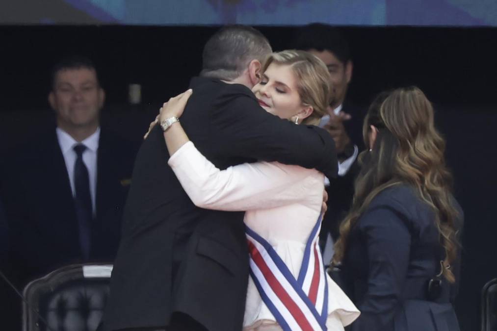<i>El presidente de Costa Rica, Rodrigo Chaves (i), abraza a la nueva mandataria, Laura Fernández, en la ceremonia de investidura este viernes, en el Estadio Nacional de San José (Costa Rica). EFE/ Jeffrey Arguedas</i>