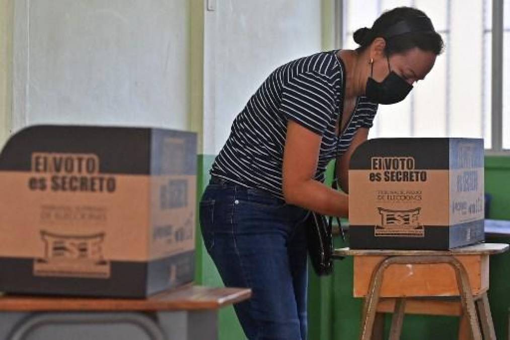 Costa Rica elige en balotaje a un presidente que enfrente la pobreza y el desempleo