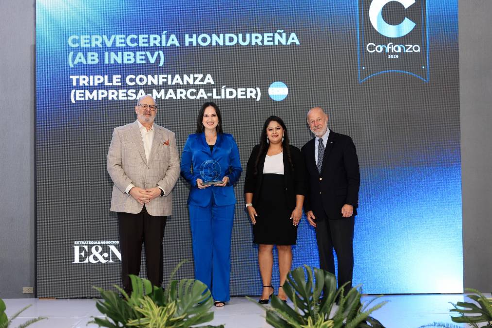 Cervecería Hondureña (AB Inbev), Triple Confianza Honduras. Reciben reconocimiento Karina López y Milene Fernández, Gerente Reputación y Sostenibilidad. 