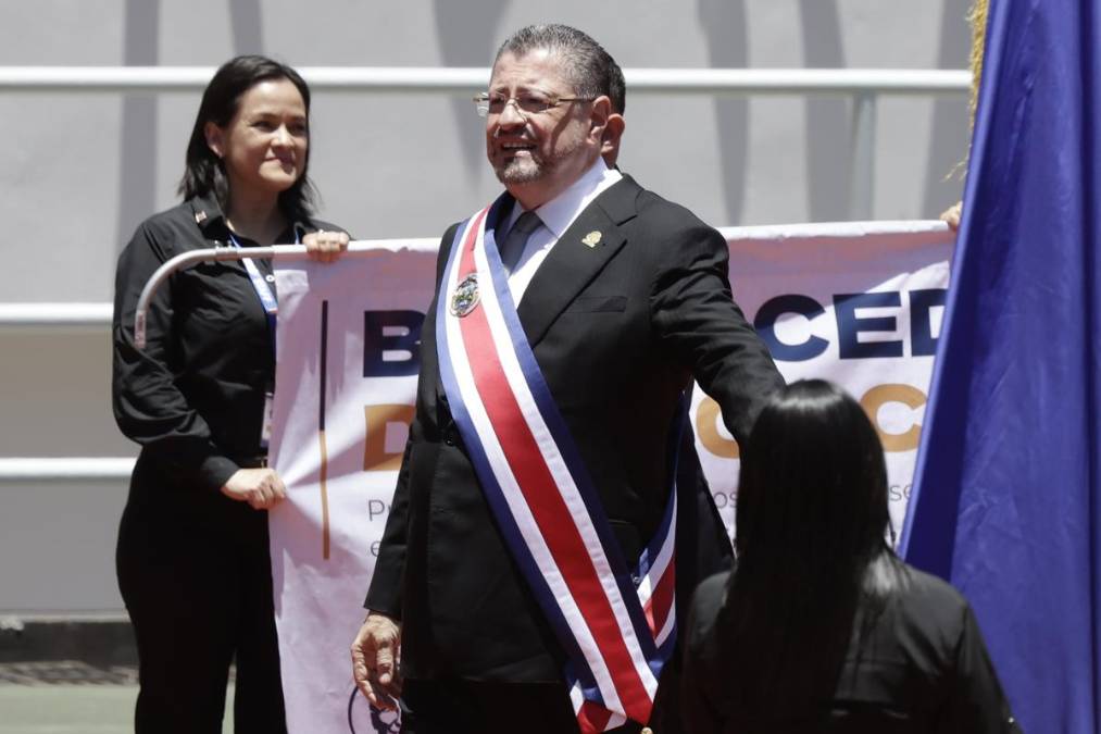 El presidente de Costa Rica, Rodrigo Chaves, asiste a la posesión de la nueva mandataria, Laura Fernández, este viernes, en el Estadio Nacional de San José (Costa Rica). EFE/ Jeffrey Arguedas