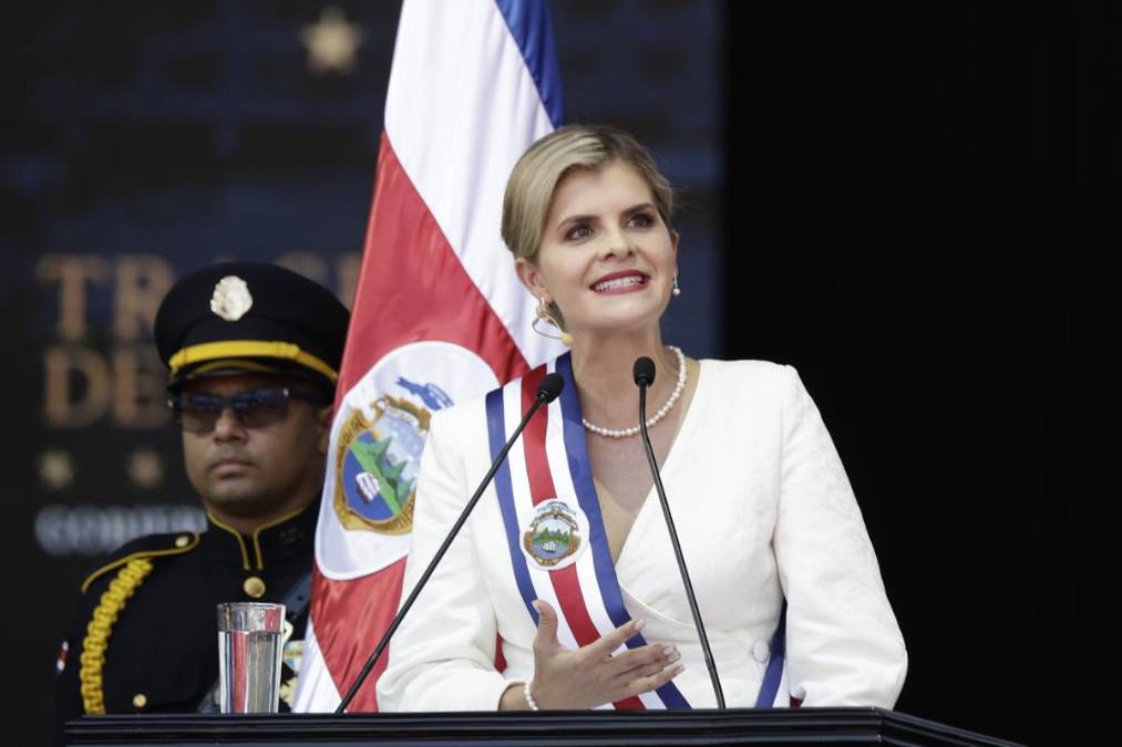 Tras ser investida como presidenta, Fernández, una politóloga de derecha de 39 años de edad, brindó un discurso y luego fue juramentado su gabinete, en el que figurará como ministro de la Presidencia y ministro de Hacienda, su mentor, el presidente saliente Rodrigo Chaves. EFE/ Jeffrey Arguedas