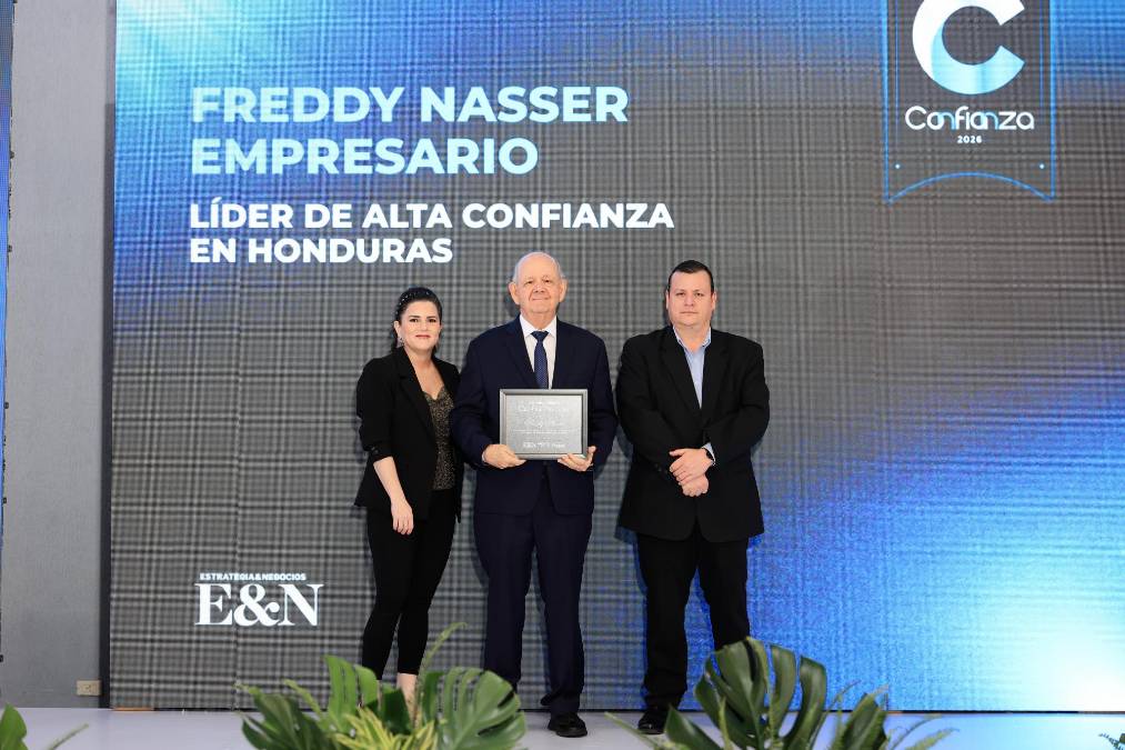Freddy Nasser, recibe en representación su hermano Roberto Nasser 