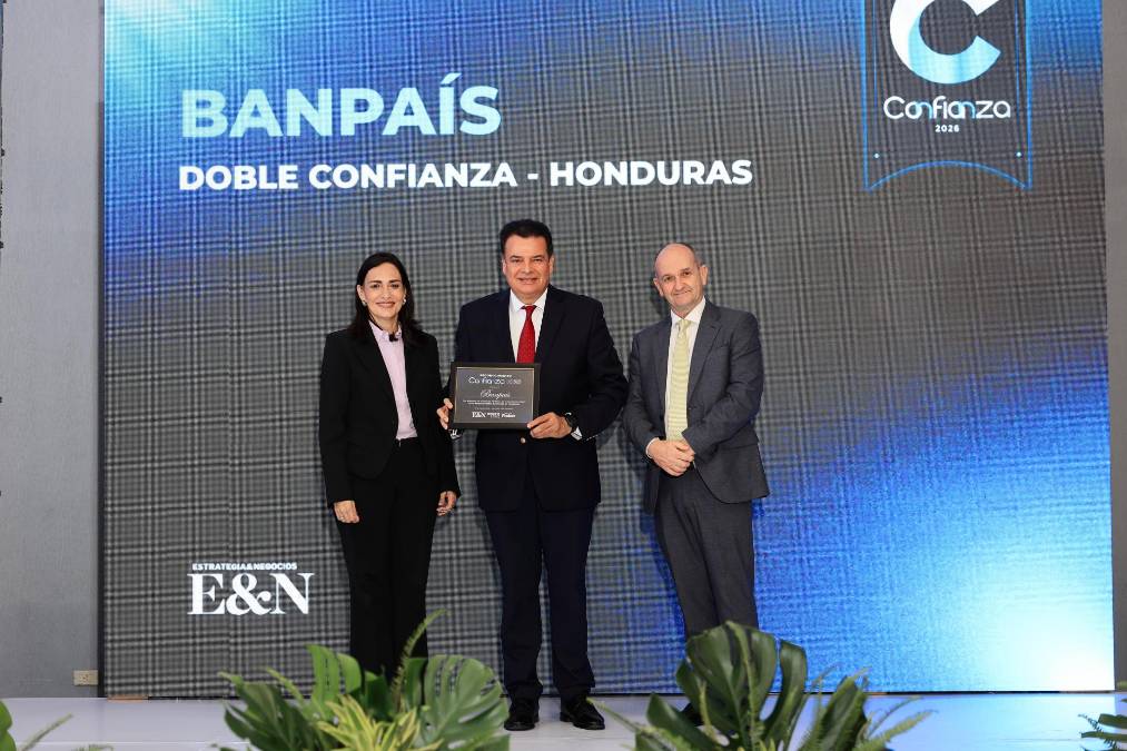 Banpaís, Doble Confianza Honduras. Recibe reconocimiento Ramón Fuentes, Gerente Regional de Negocios. 