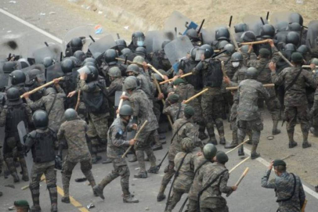 Video: Policía de Guatemala frena caravana migrante con gas lacrimógeno y palos