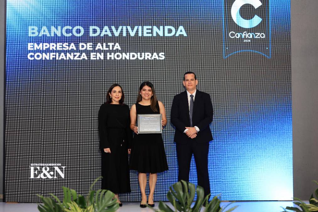 Banco Davivienda, empresa de alta confianza Honduras. Recibe el reconocimiento Sara Hernández, Mercadeo. 