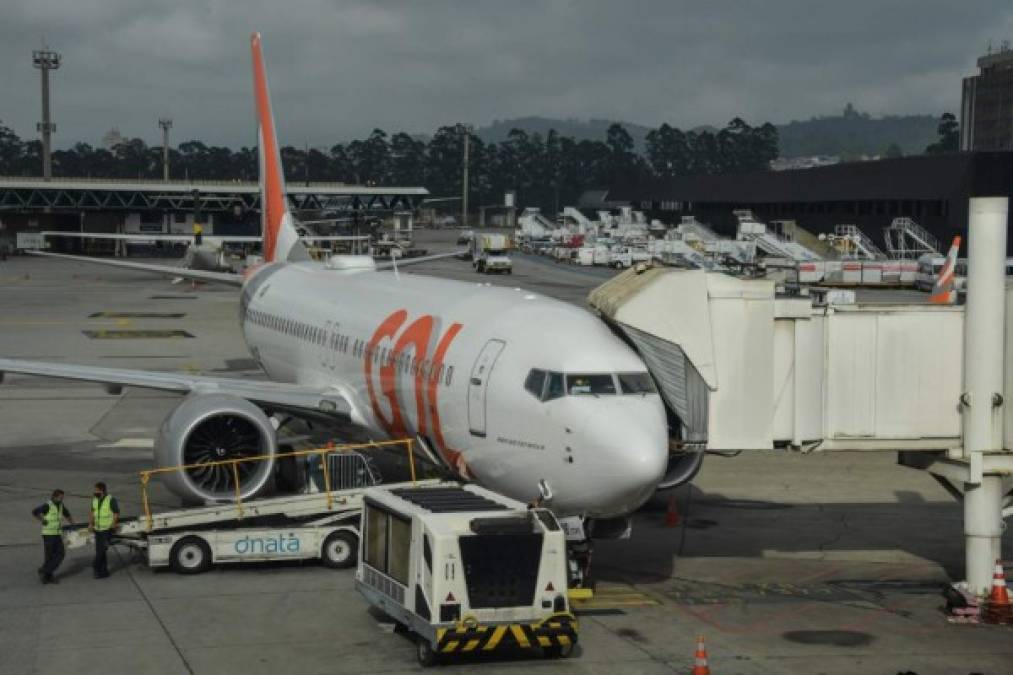 Un avión Boeing 737 MAX operado por la aerolínea de bajo costo Gol se ve en la pista del Aeropuerto Internacional de Guarulhos, cerca de Sao Paulo, el 9 de diciembre de 2020, mientras el 737 MAX vuelve a estar en uso más de 20 meses después de que quedó en tierra luego de dos accidentes mortales. . (Foto de NELSON ALMEIDA / AFP)