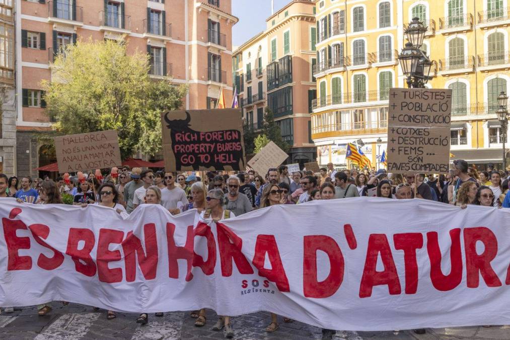 <i>PALMA DE MALLORCA, 15/06/2025.- Manifestación convocada por decenas de entidades sociales contra el turismo masivo y sus consecuencias con el lema 'Por el derecho a una vivienda digna. EFE/ Cati Cladera</i>