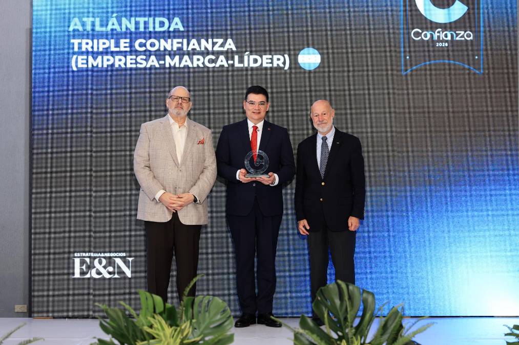 Atlántida. Triple Confianza Honduras. Recibe Carlos Girón, Vicepresidente Corporativo de Imagen y Reputación Institucional de Grupo Financiero Atlántida.