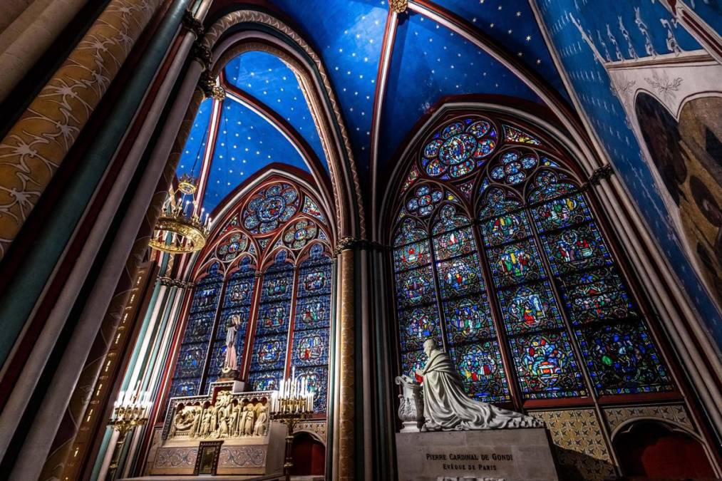 <i>Algunas vidrieras de las capillas renovadas de la Catedral de Notre Dame de París en París, Francia, el 08 de diciembre de 2024. EFE/EPA/CHRISTOPHE PETIT TESSON</i>