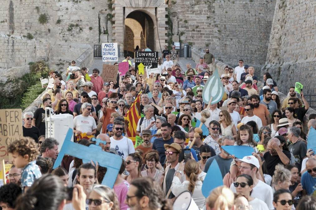 IBIZA (ISLAS BALEARES), 15/06/2025.- Manifestación convocada por 'Caviem el rumb' contra la masificación turística este domingo, en Ibiza (Islas Baleares). Miles de personas se manifestaron este domingo en varias ciudades españolas como Barcelona, Palma, San Sebastián y Granada contra el turismo masivo, un modelo que, según denuncian, expulsa a los vecinos de los barrios y dispara el precio de la vivienda. EFE/ Sergio G. Canizares