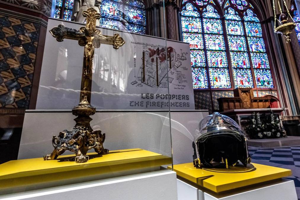 Un casco de bombero se exhibe en una capilla renovada para rendir homenaje a los bomberos que lucharon contra el incendio en la Catedral de Notre Dame de París en París, Francia. EFE/EPA/CHRISTOPHE PETIT TESSON